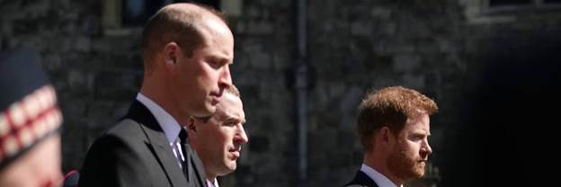 A picture containing person, person, suit, standing

Description automatically generated